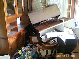 写真①　熊本地震後の家庭内の様子１