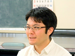 世田谷ボランティアセンターに勤務する鈴木佑輔さん。