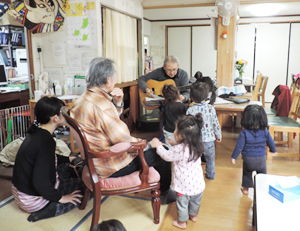 ギターに合わせて踊る子どもたち