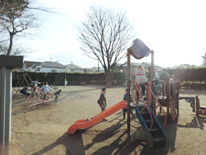 荷物を預けて隣の公園で遊ぶ小学生