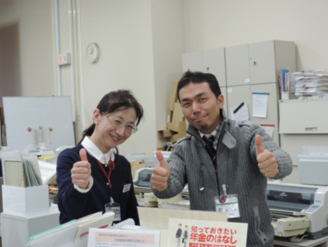 宝塚市窓口サービス課の橋本成年係長（右）と社会保険労務士の矢野恵理子さん（左）