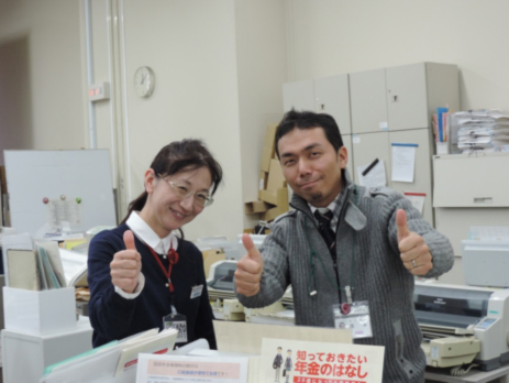 宝塚市窓口サービス課の橋本成年係長(右)と社会保険労務士の矢野恵理子さん(左)